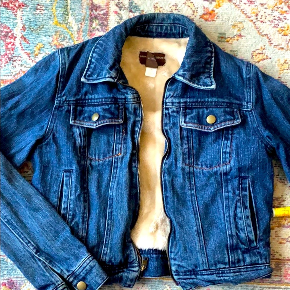 Denim jacket. Faux fur lining.